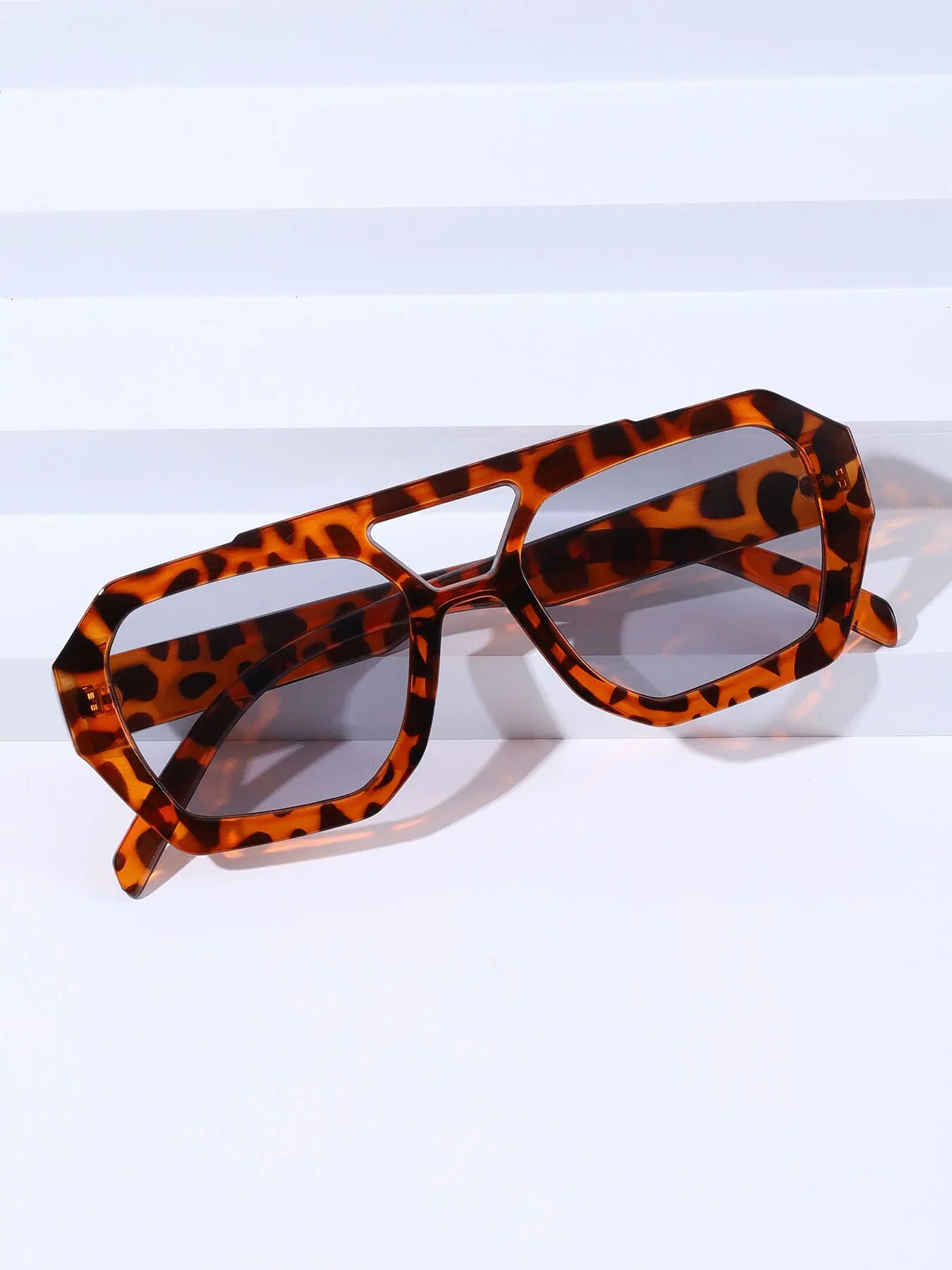 Lunettes de soleil carrées vin - Vintage Fashion Brands avis et prix